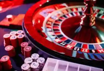 Pengalaman Seru Sepak Bola dan Casino di mpo1000